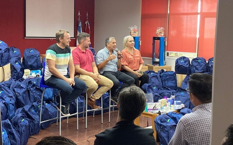 Entrega de Mochilas técnicas, para estudiantes de enfermería
